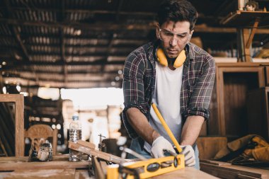 Profesyonel marangoz el işi ahşap el işi mobilya ustası atölye ustası iyi detay ustası ahşap atölyesi.