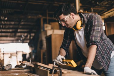 Profesyonel marangoz el işi ahşap el işi mobilya ustası atölye ustası iyi detay ustası ahşap atölyesi.