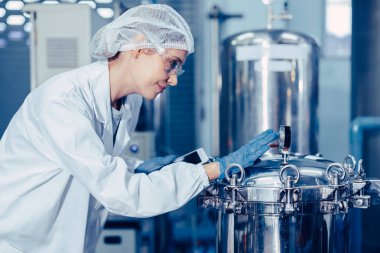 Personel Fen Laboratuvarı fabrikasında çalışıyor. Rekor basınç tankını kontrol edin.