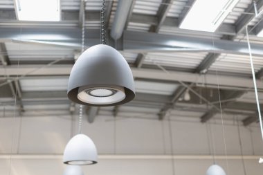 loş ışıklar iç mekan tasarımı modern ofis binası dekorasyon tarzında asılı.