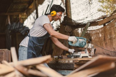 Marangoz ahşap kesmiş, ahşap işçiliği yapmış, ahşap atölyede ahşap mobilyalar yapmış..
