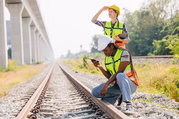 Інженер Жіночої Команди Обслуговування Залізничних Колій Яка Працює Місці Огляду — стокове фото