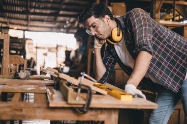 Profesyonel marangoz el işi ahşap el işi mobilya ustası atölye ustası iyi detay ustası ahşap atölyesi.
