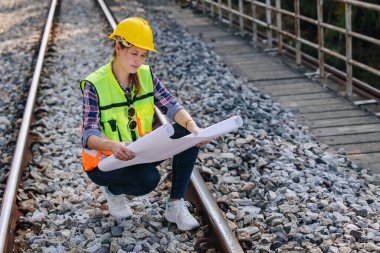 Mühendis demiryolu inşaat hizmeti ekibinin güvenlik kontrolü ve bakım denetim tren raylarını izlediğini söylüyor.