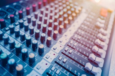 Ses kaydı için çok kanallı dijital ses mikserini kapatın. Ses mühendisliği araçları düzenleyici stüdyo veya sahne gösterim araçları mavi renk tonu