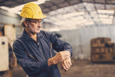 Kıdemli mühendis saat çizelgesi tam çalışma saatleri için saat bileğine bakın