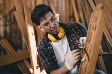 Profesyonel marangoz el işi ahşap el işi mobilya ustası atölye ustası iyi detay ustası ahşap atölyesi.