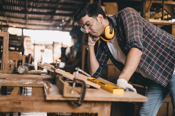 Profesyonel marangoz el işi ahşap el işi mobilya ustası atölye ustası iyi detay ustası ahşap atölyesi.