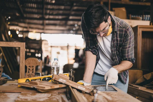 Profesyonel marangoz el işi ahşap el işi mobilya ustası atölye ustası iyi detay ustası ahşap atölyesi.