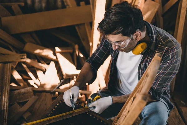 Profesyonel marangoz el işi ahşap el işi mobilya ustası atölye ustası iyi detay ustası ahşap atölyesi.