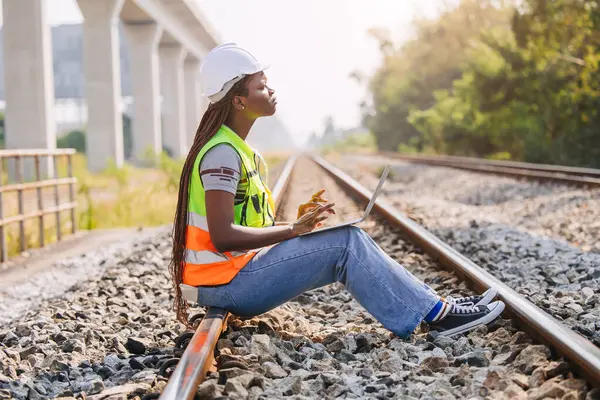 Африканський Чорношкірий Інженер Жінки Працівниці Служба Перевірки Залізничних Коліях Будівельний — стокове фото