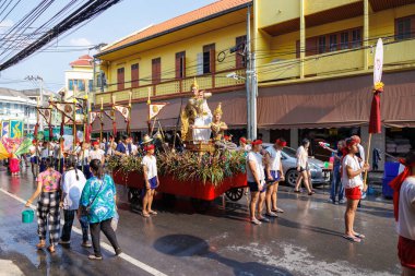 LAMPANG, THAILAND - 12 APRIL 2024: Salung Luang Geçit Töreni Lanna tarzı Songkran Festivali Tayland 'ın kuzeyi Lampang' da geleneksel kültür.