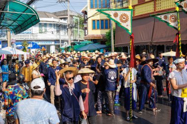 LAMPANG, THAILAND - 12 APRIL 2024: Salung Luang Geçit Töreni Lanna tarzı Songkran Festivali Tayland 'ın kuzeyi Lampang' da geleneksel kültür.