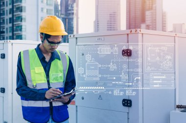 Modern teknoloji aygıt yazılımı kullanan mühendis su pompası tankı su akışı ısıtma sistemini kontrol ediyor. işçi tablet görünümlü kaplama boru düzeni.