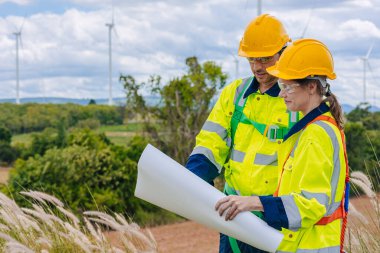 Rüzgar türbininde mühendislik ekibi araştırması. Temiz enerji jeneratörü bakım hizmeti. Dışarıdaki rüzgar değirmeni..
