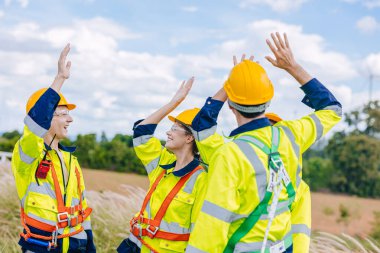 Mutlu açgözlü mühendis ekibi işini bitirdi servis projesini mutlu bir beşlik çakarak birlikte gülümseyerek tamamladı.