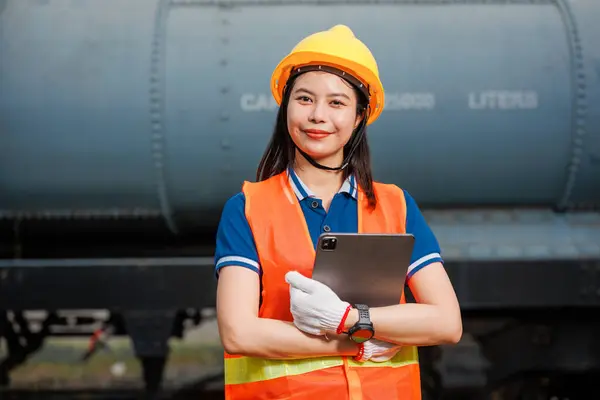 肖像列車の機関車技師 女性労働者 アジアの ティーン 楽しむ チェック サービス メンテナンス タブレット ロイヤリティフリーのストック画像