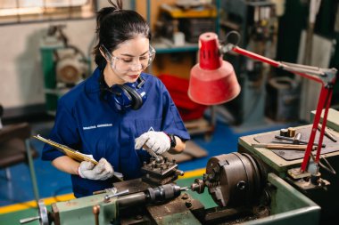 Güvenlik gözlü profesyonel mühendis. Metal torna fabrikasında çalışıyor. Ağır fabrika..