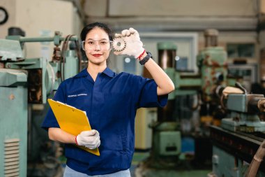 Portre mutlu mühendis güvenlik gözlüklü koruma gözlüklü profesyonel metal torna makinesi ağır sanayi fabrikasında çalışıyor..