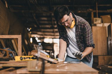 Profesyonel marangoz el işi ahşap el işi mobilya ustası atölye ustası iyi detay ustası ahşap atölyesi.