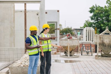 Mühendis zeki kadınlar, Afrika kökenli siyahi işçilerle temas halinde. Beton döküm imalat şirketi müfettişi.