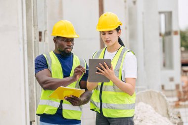 Mühendis zeki kadınlar, Afrika kökenli siyahi işçilerle temas halinde. Beton döküm imalat şirketi müfettişi.