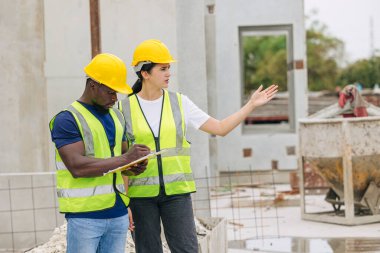 Mühendis zeki kadınlar, Afrika kökenli siyahi işçilerle temas halinde. Beton döküm imalat şirketi müfettişi.