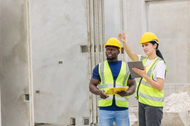 Mühendis zeki kadınlar, Afrika kökenli siyahi işçilerle temas halinde. Beton döküm imalat şirketi müfettişi.