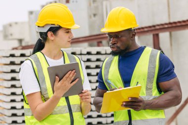 Mühendis zeki kadınlar, Afrika kökenli siyahi işçilerle temas halinde. Beton döküm imalat şirketi müfettişi.