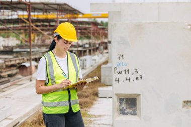 İspanyol portresi Latin Hintli güzel mühendis kadın mühendis güvenlik şefi açık hava ağır iş
