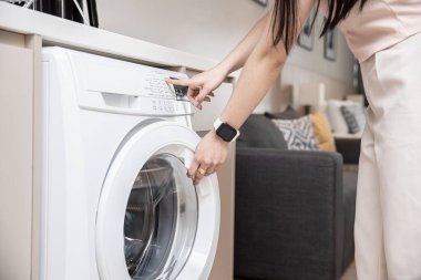 Ev temizlikçilerini ön yükleme makinesini kullanarak kapatın. Programa basın.