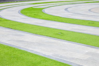 Central Garden Park 'ta halka açık alanda kavisli yürüyüş yolu..