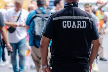 Kamu alanındaki güvenliği kapatın. Güvenliği sağlayın ya da dışarı çıkın..