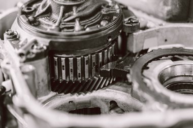 Kapalı Motor Debriyaj Cihazı, Otomobil Garajı Yarış Kısmi Servis Atölyesi. Siyah ve Beyaz.