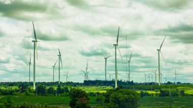 Rüzgar türbini temiz elektrik jeneratörü sürdürülebilir enerji yeşil endüstri için arka plan için yeşil renk tonu