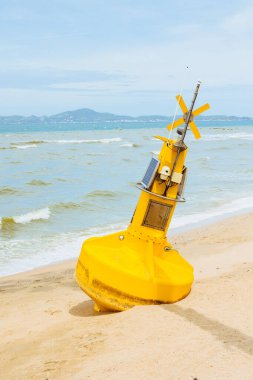 Okyanus deniz şamandırası çevre sensörü devre dışı. Kum sahilinde bakım için bekliyor.