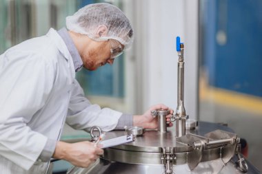 Bilim Laboratuvarında ekipmanla çalışan bilim adamları. Tıbbi fabrika personeli. İlaç Fabrikaları İşlemi.