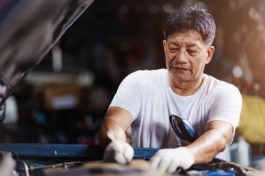 Tamirci, Asyalı Garaj İşçisi Profesyonel Tamir Motoru Otomobil Servisi.