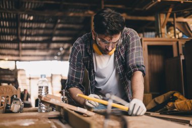 Profesyonel marangoz el işi ahşap el işi mobilya ustası atölye ustası iyi detay ustası ahşap atölyesi.
