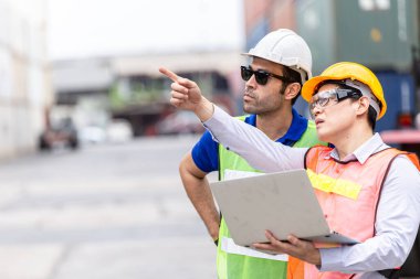 Gümrük İşçisi Birlikte Çalışan El Lojistik Endüstrisi Konseptinde İş Geliştirme ve Yönetimi Konusunda Yüksekliğe işaret etti