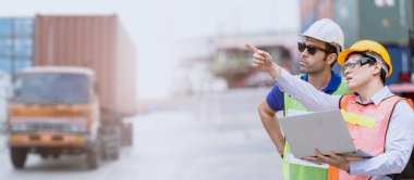 Gümrük Çalışanı Birlikte Çalışan El, Lojistik Endüstrisi Konsepti İş Geliştirme ve Yönetimi Konusunda Yüksekliğe işaret ediyor, Sancak İçin Geniş.