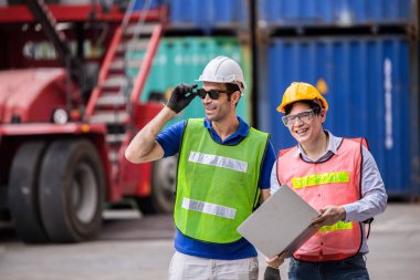Mutlu mühendis işçisi birlikte çalışmaktan zevk alıyor, lojistik sektöründe çalışan arkadaşına yardım ediyor..