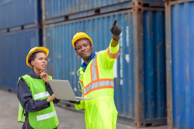 Kargo Limanı Nakliye Endüstrisinde Afrika Siyah İşçi Ekibi Görevli Yelek Yeleği. Konteyner Terminali 'ndeki ustabaşı ya da denetçisi.