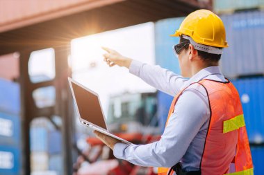 Başarılı erkek işçi, kargo taşımacılığı lojistik endüstrisinde kontrol için en yüksek mevkide duruyor..