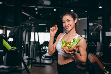 Spor Salonu Vücut Bakımında Sebze Yeme ve Spor Kulübü 'nde Kilo Alma Eğitiminde Sağlıklı Kadınlar.