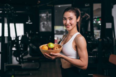 Spor Salonu Vücut Bakımında Sağlıklı Kadınlar Spor Kulübü 'nde Karışık Meyve ve ve Ağırlık Eğitimi Yapıyor.