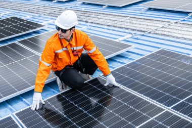 Profesyonel Mühendis Servis Güneş Paneli. İşçi Bakım Temizliği, Güneş Paneli Değiştirme. Sanayi çatısındaki güneş fotovoltaik panel sistemi. Enerji Temiz Güç ile Kaydediliyor.