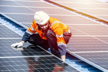 Profesyonel Mühendis Servis Güneş Paneli. İşçi Bakım Temizliği, Güneş Paneli Değiştirme. Sanayi çatısındaki güneş fotovoltaik panel sistemi. Enerji Temiz Güç ile Kaydediliyor.