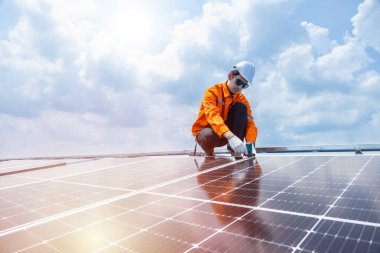 Profesyonel Mühendis Servis Güneş Paneli. İşçi Bakım Temizliği, Güneş Paneli Değiştirme. Sanayi çatısındaki güneş fotovoltaik panel sistemi. Enerji Temiz Güç ile Kaydediliyor.