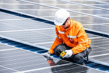 Profesyonel Mühendis Servis Güneş Paneli. İşçi Bakım Temizliği, Güneş Paneli Değiştirme. Sanayi çatısındaki güneş fotovoltaik panel sistemi. Enerji Temiz Güç ile Kaydediliyor.